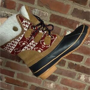 Khombu winter Boots with Red and Tan Accents